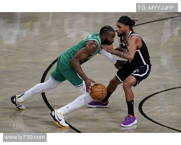 布朗灵活运球加速突破防线优雅转身上篮轻松得分