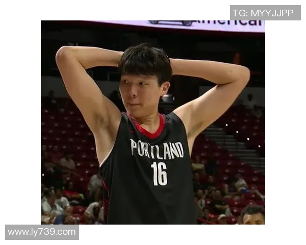 杨瀚森底线突破 晃开防守上篮打进