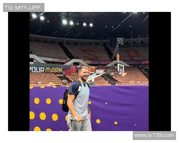 实力!东契奇中场三分一击即中,助教被罚俯卧撑 实力!东契奇中场三分一击即中,助教被罚俯卧撑