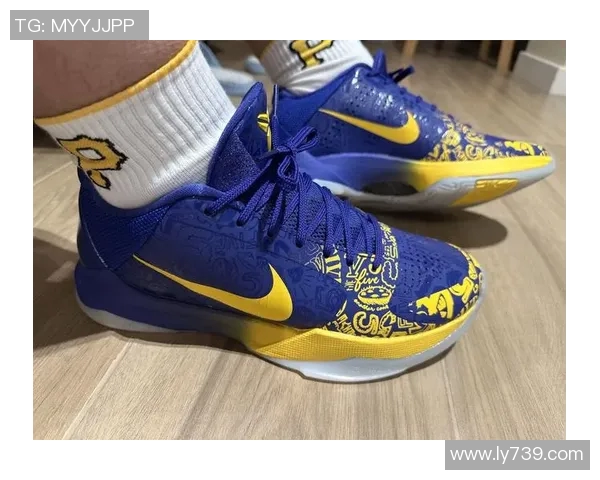 白蓝配色!杜克大学晒出最新专属非市售Kobe 5球鞋 白蓝配色!杜克大学晒出最新专属非市售Kobe 5球鞋