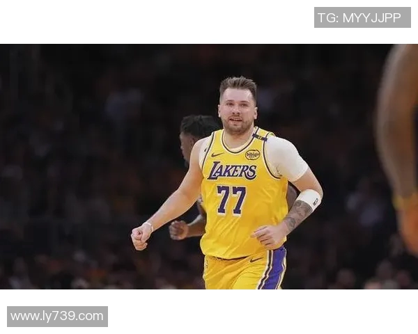 雷迪克怒吼东契奇原声曝光,场边火药味十足引发热议,NBA分析师公开激烈对话细节